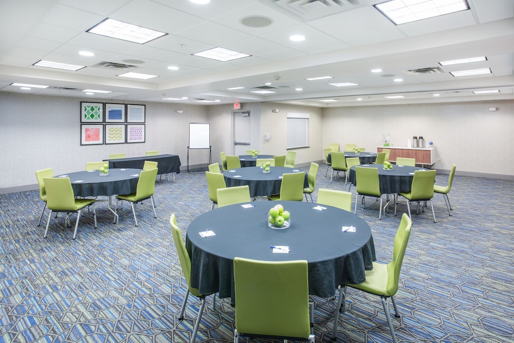 Holiday Inn Express Kansas City - At The Legends 55/60