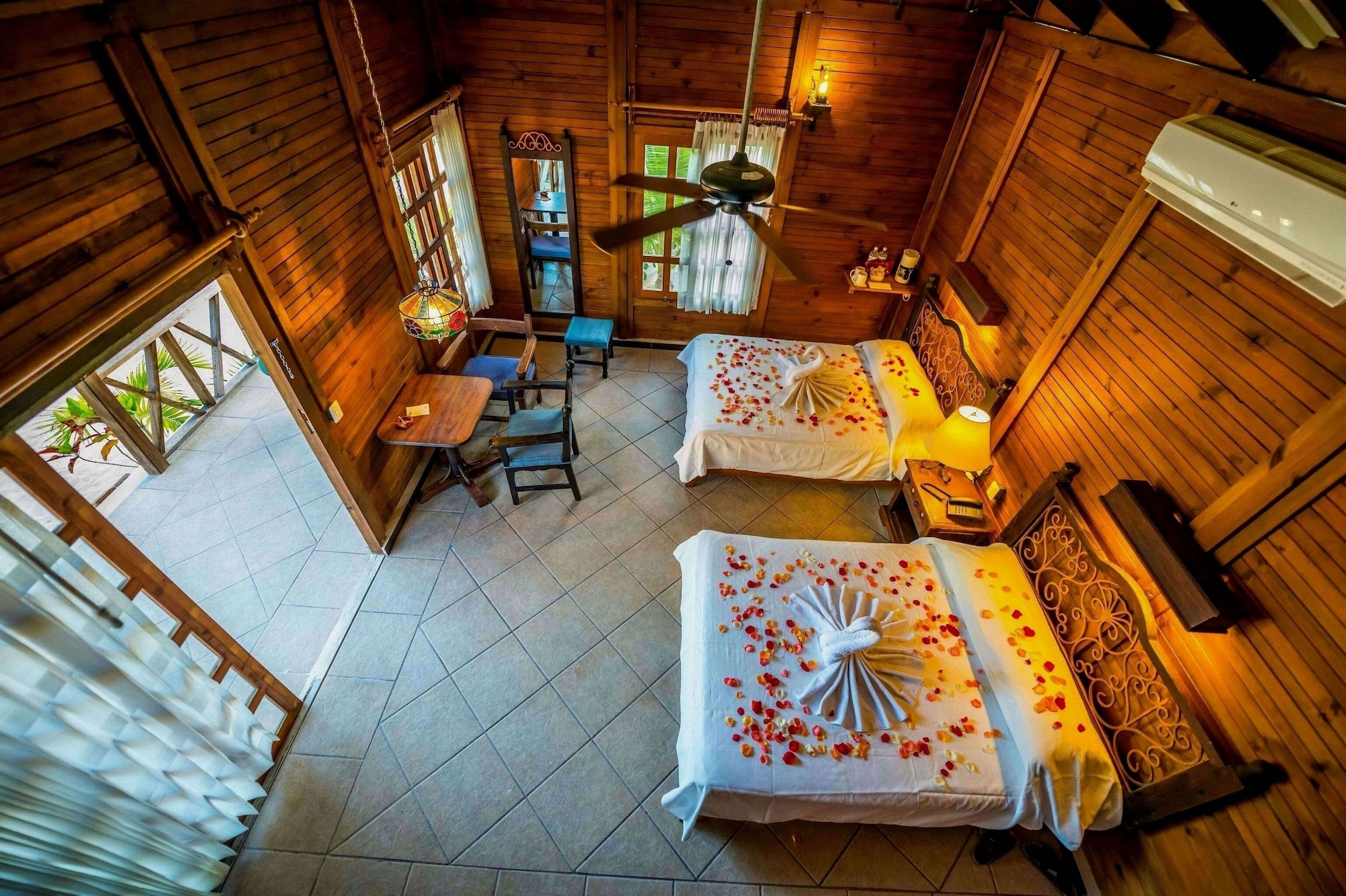 Palm, Beach, Bungalow, 2 Double Beds, 3 Double Beds، Petit Lafitte Hotel 2/9