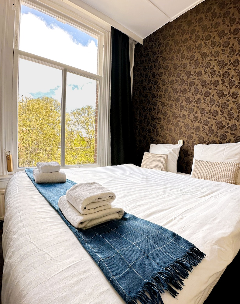 ROOM, DOUBLE BED