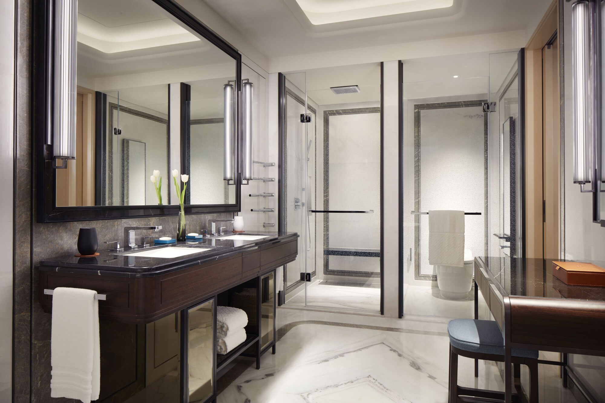 غرفة بسريرين منفصلين بإطلالة على البحر، The St. Regis Qingdao 4/4