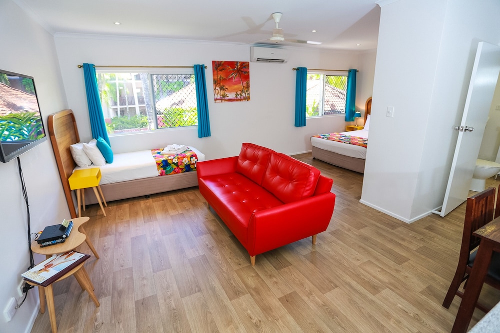 PORT DOUGLAS MOTEL 40/73