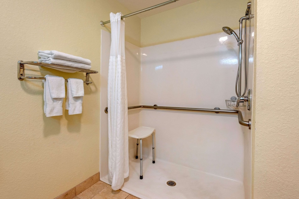 Comfort Inn & Suites Northeast - Gateway 13/32