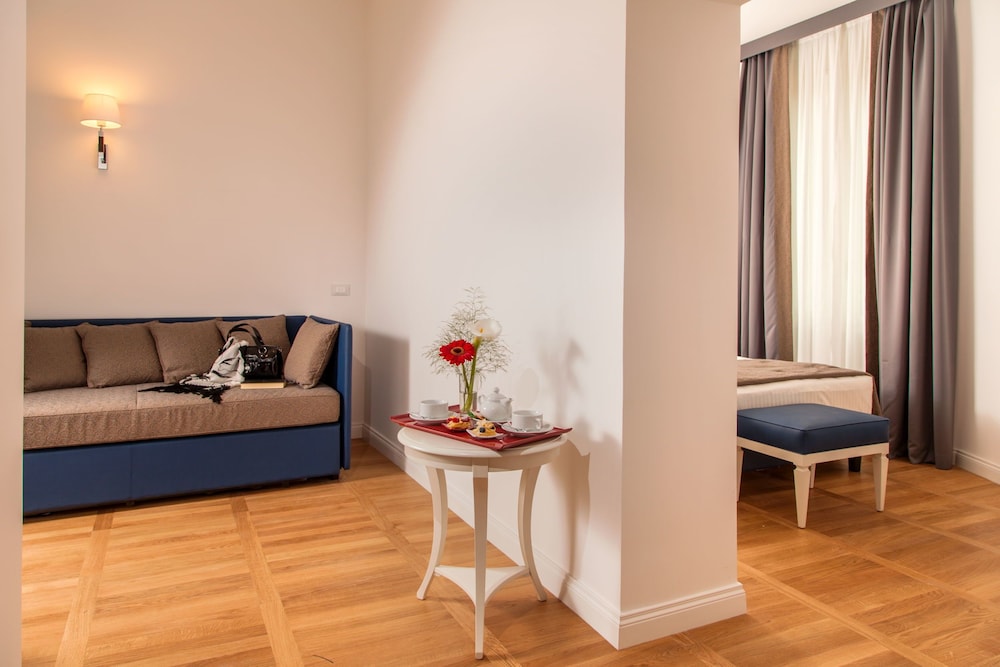 FLORIS HOTEL 53/73