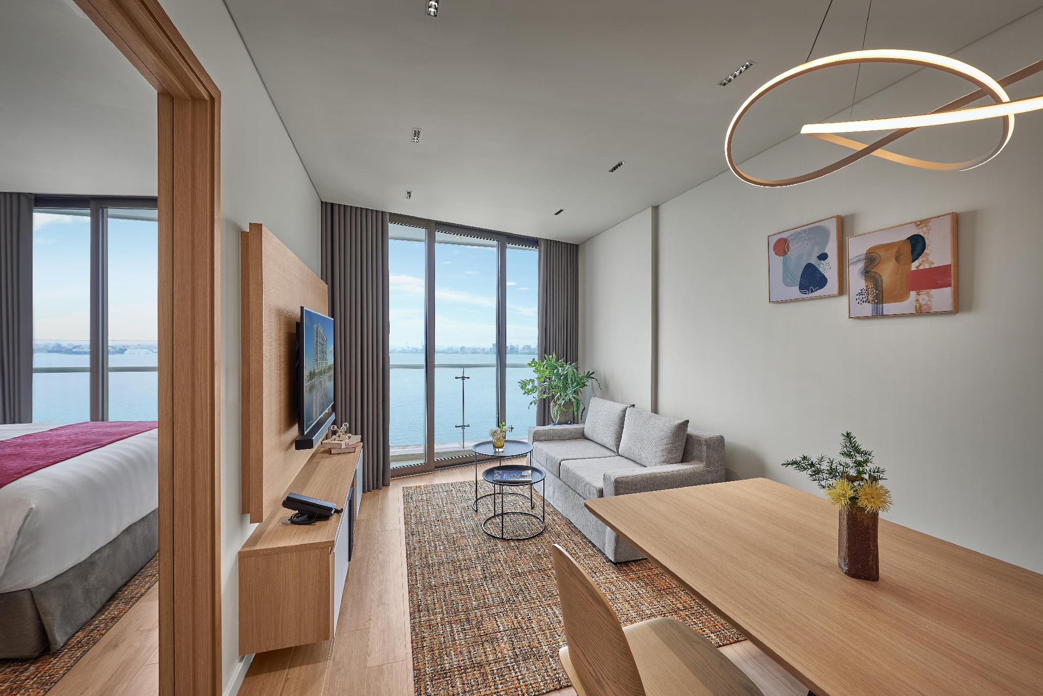 1 Bedroom, Premier, Lake View