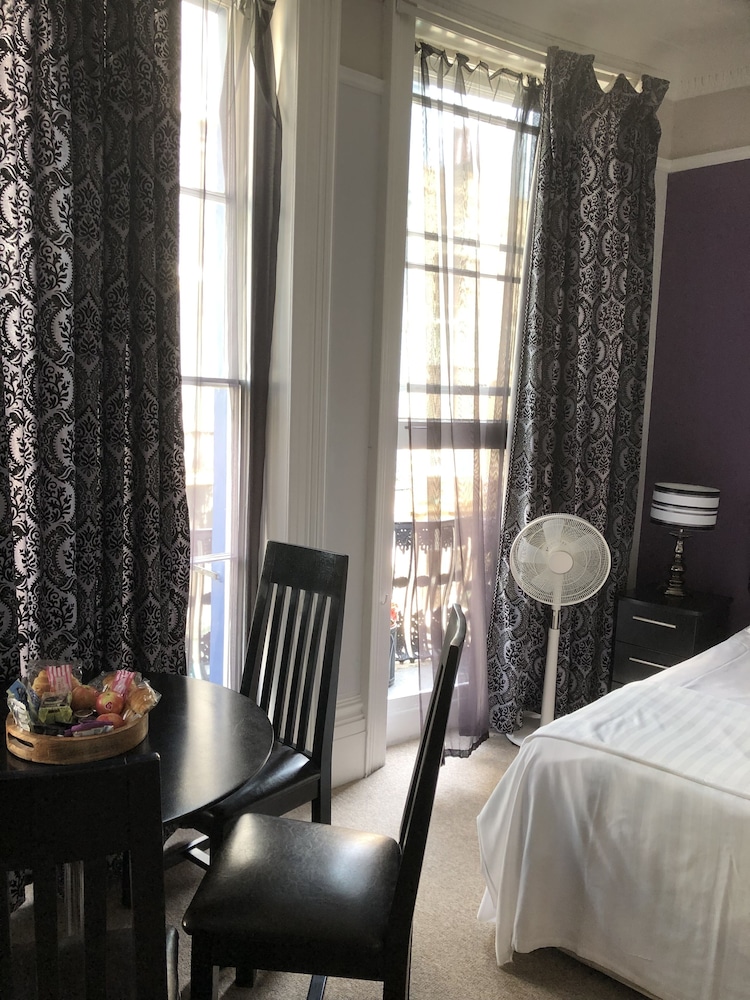Brighton Surf Guest House 25/50