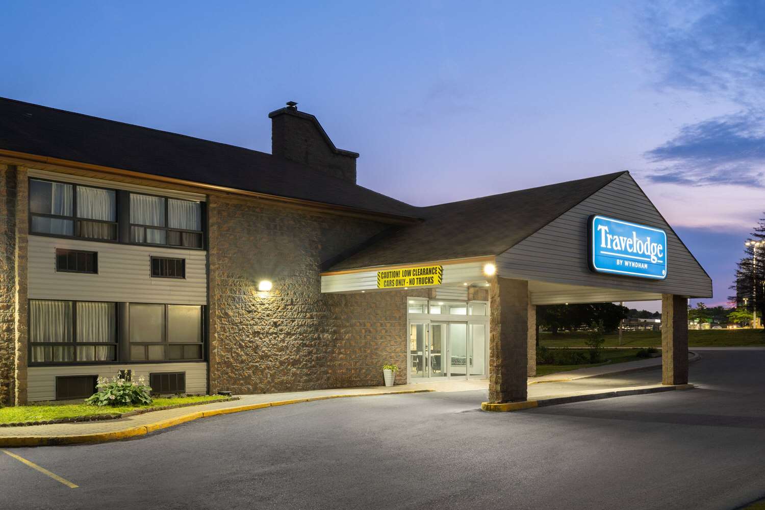 Travelodge by Wyndham Barrie on Bayfield 21/24