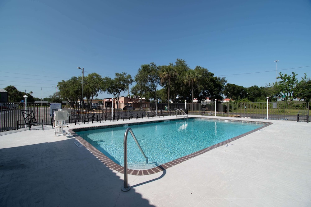 Motel6 Tampa, FL 25/30