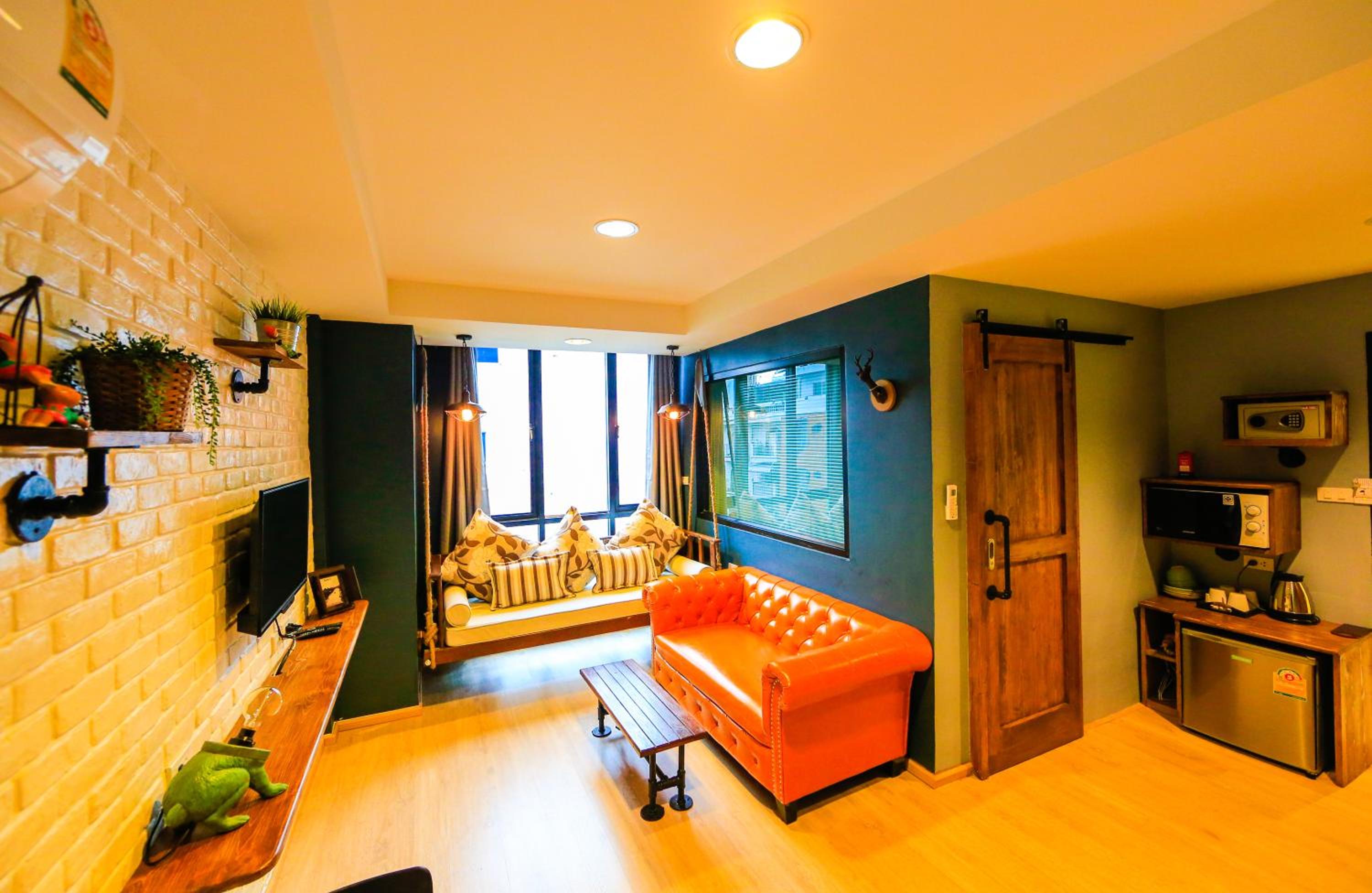 2 BEDROOMS, SUITE