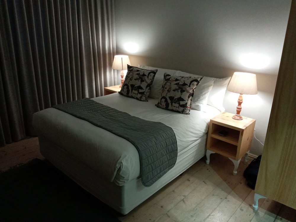 Two Fat Owls Guesthouse 5/50