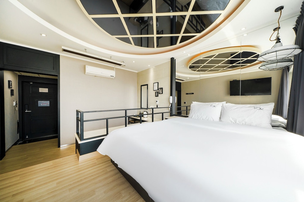 Jk Hotel 5/33