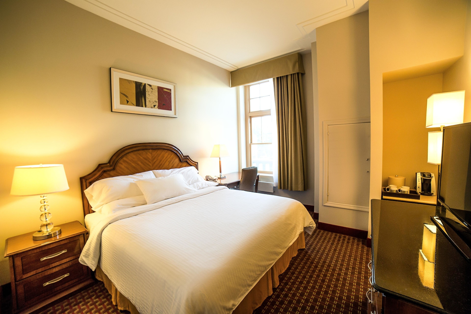 DELUXE, KING BED