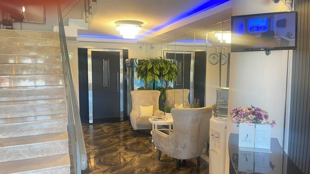 Walk In Hotel 6/44