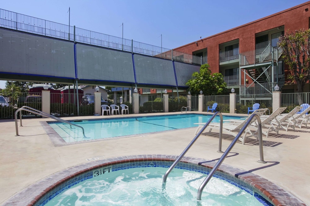 Travelodge Inn & Suites by Wyndham Anaheim on Disneyland Dr 7/31