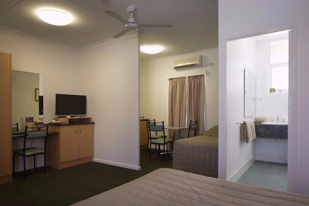 Baileys Parkside Motel by VetroBlu 28/55