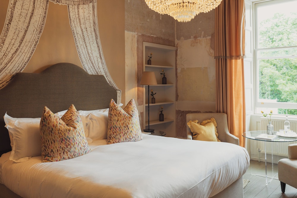 GUEST ROOM, LARGE