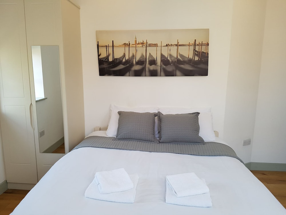 ROOM, DOUBLE BED