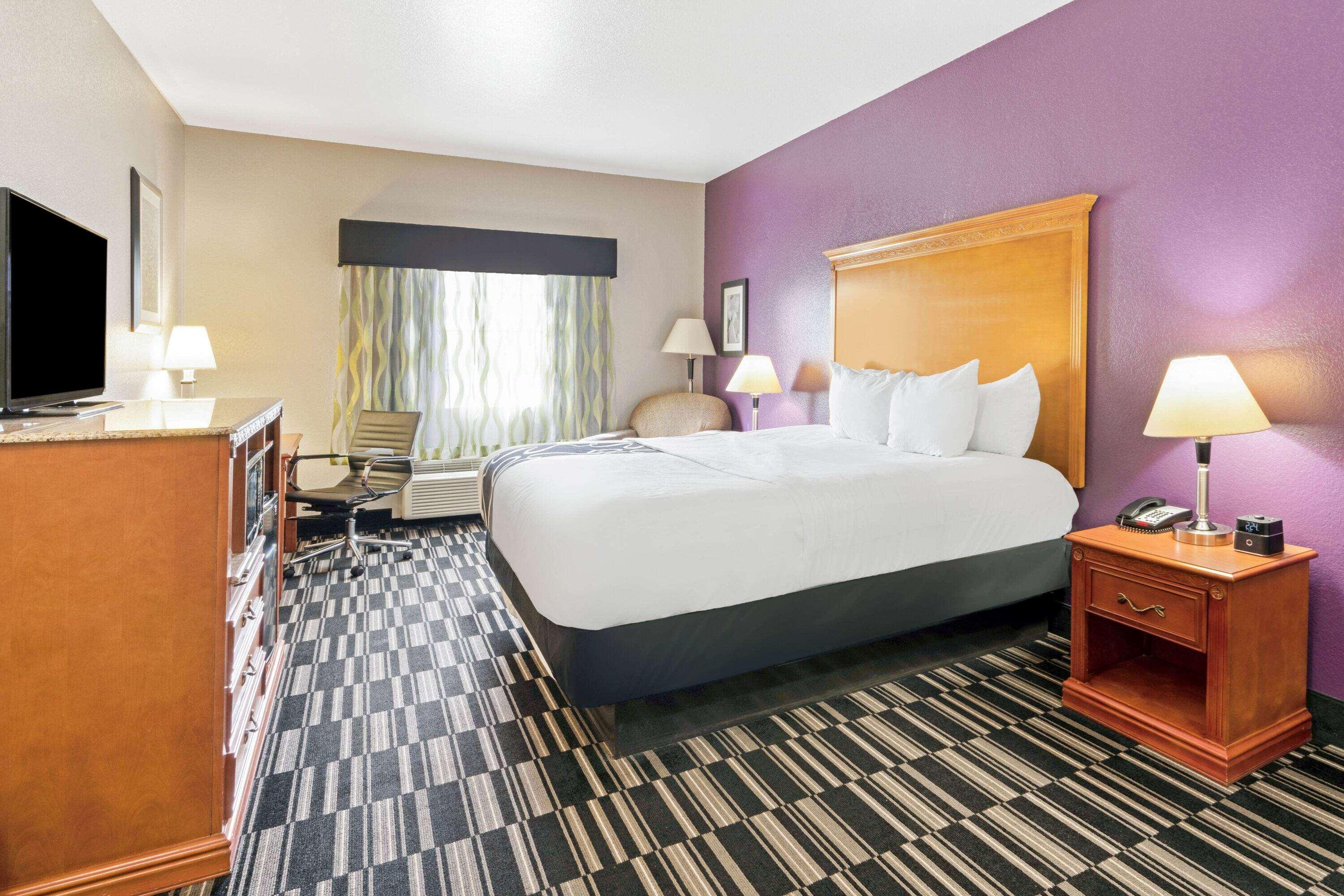 EFFICIENCY, KING BED, ACCESSIBLE