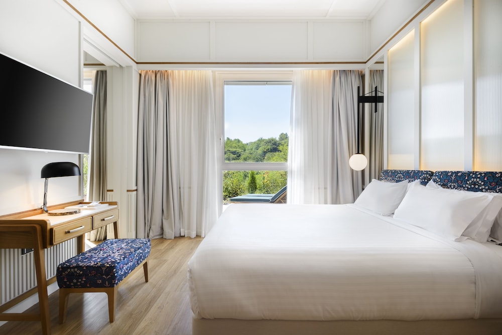 Suite, King Bed, Private Garden