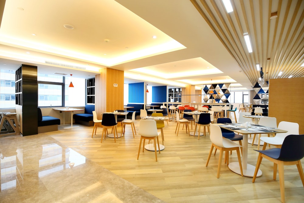 Holiday Inn Express Chengdu North Railway Station 54/68