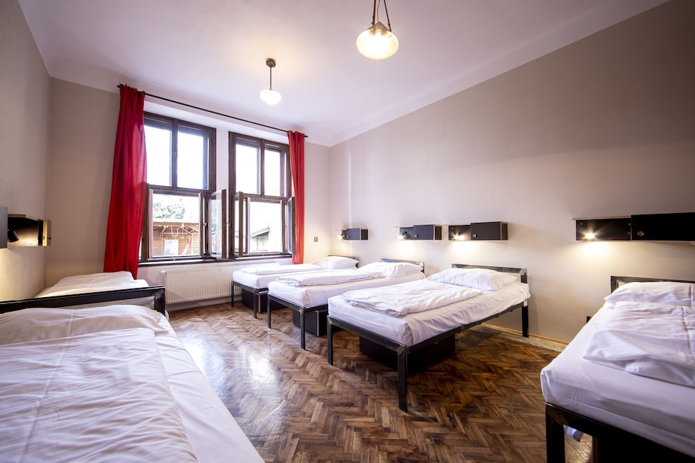 Sir Toby Apos S Hostel 20/70