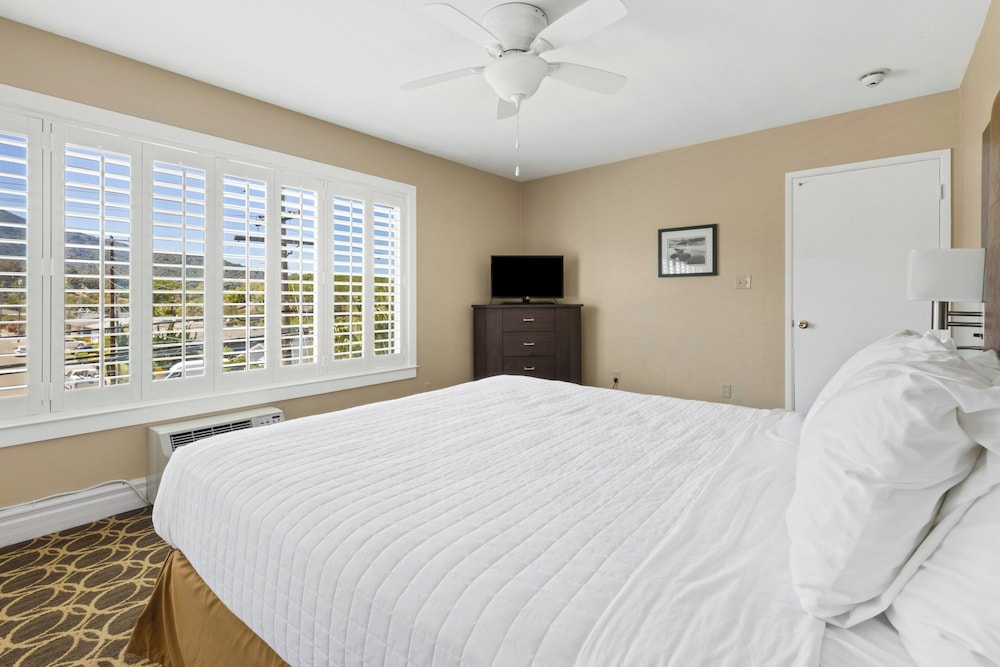 1 Bedroom, Suite, Queen Bed, Pool Side, Sofa, Accessible