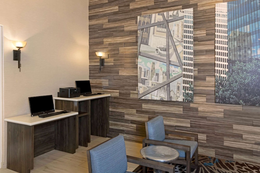 La Quinta Inn & Suites by Wyndham Houston Energy Corridor 30/61