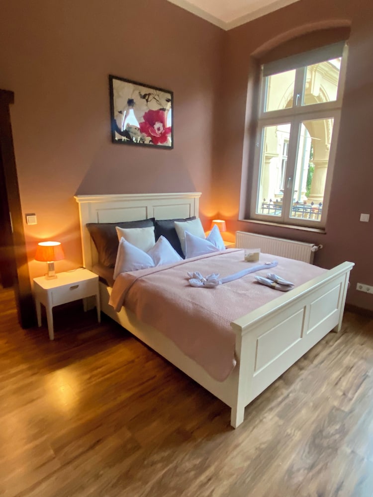 3 Bedrooms, Bellevue, Deluxe, Apartment, 1 King and 2 Queen Beds, Sofa, Patio