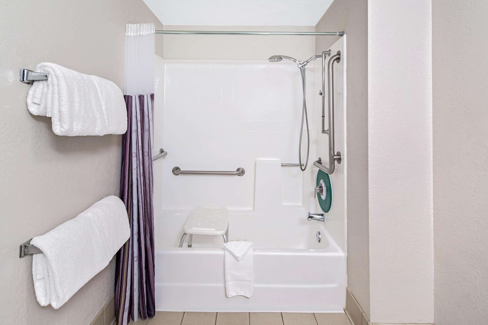 La Quinta Inn & Suites by Wyndham Buena Park 14/44