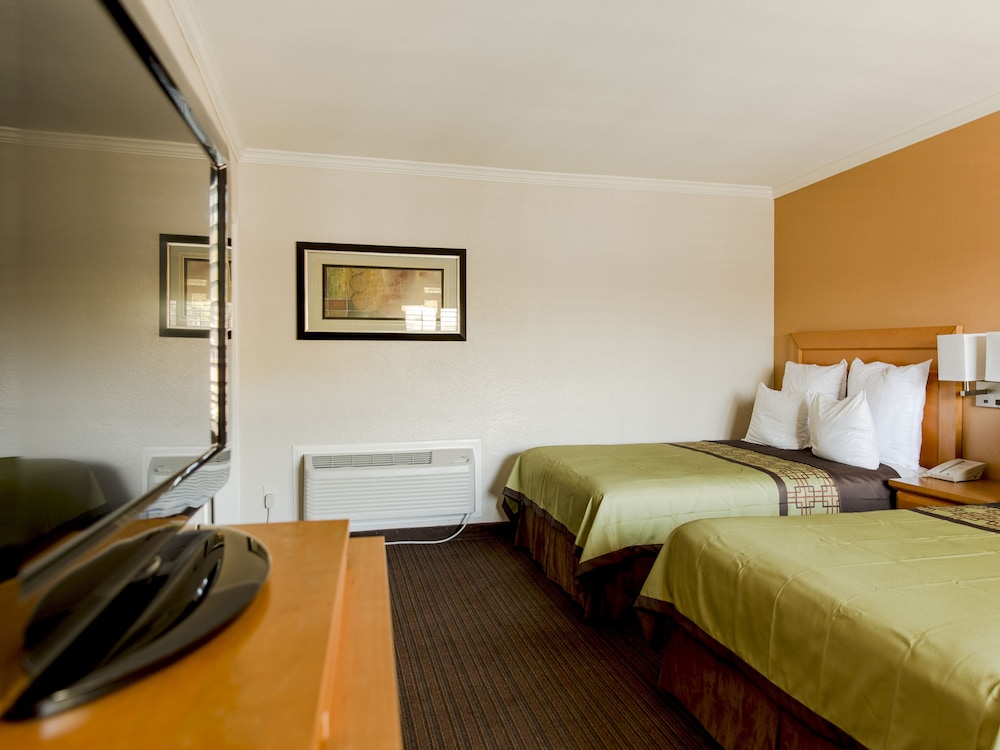Anaheim Islander Inn And Suites 35/58
