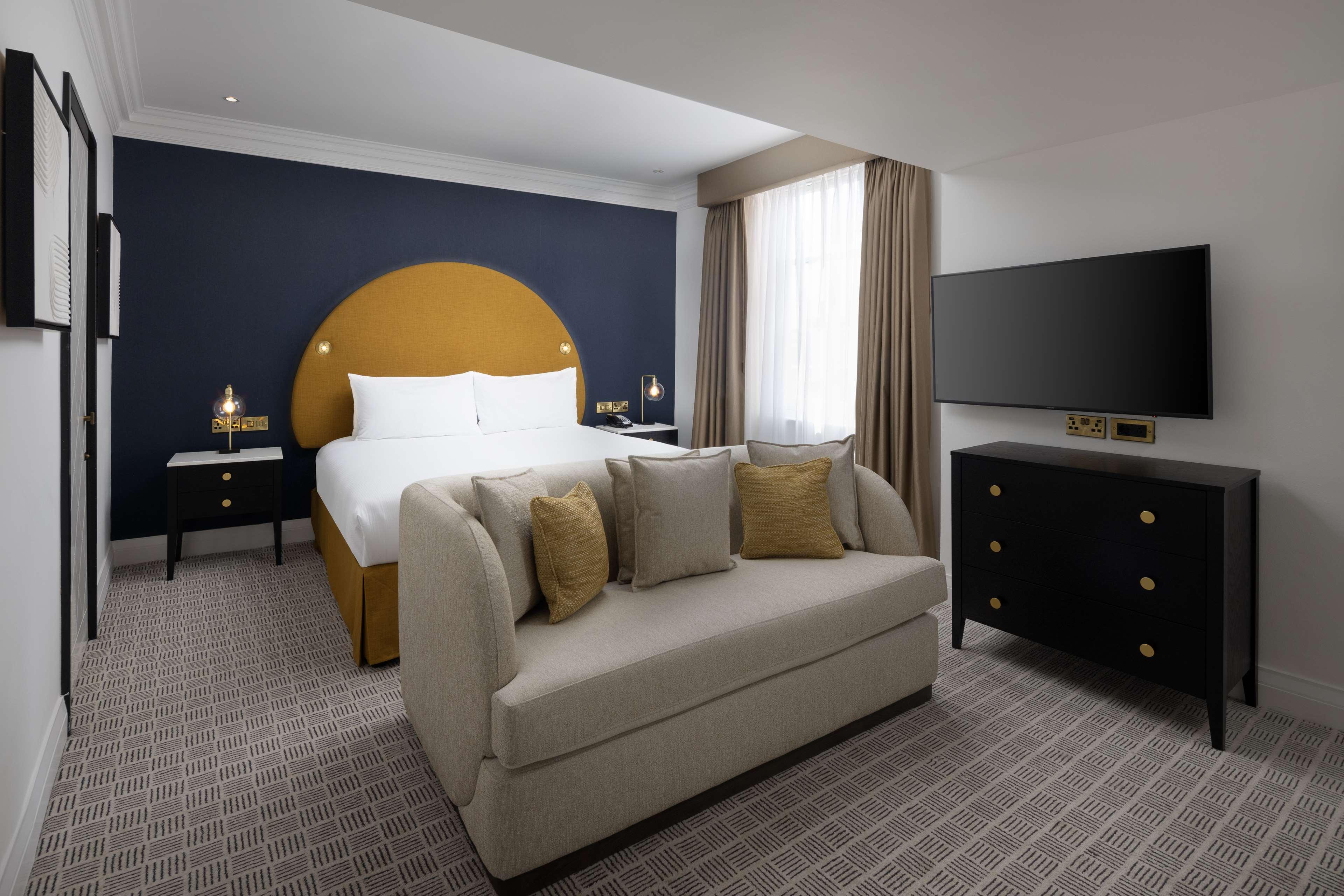 NEWLY DESIGNED, 2 BEDROOMS, SUITE, LIVING AREA