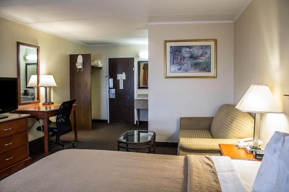 Rodeway Inn & Suites Youngstown 32/60