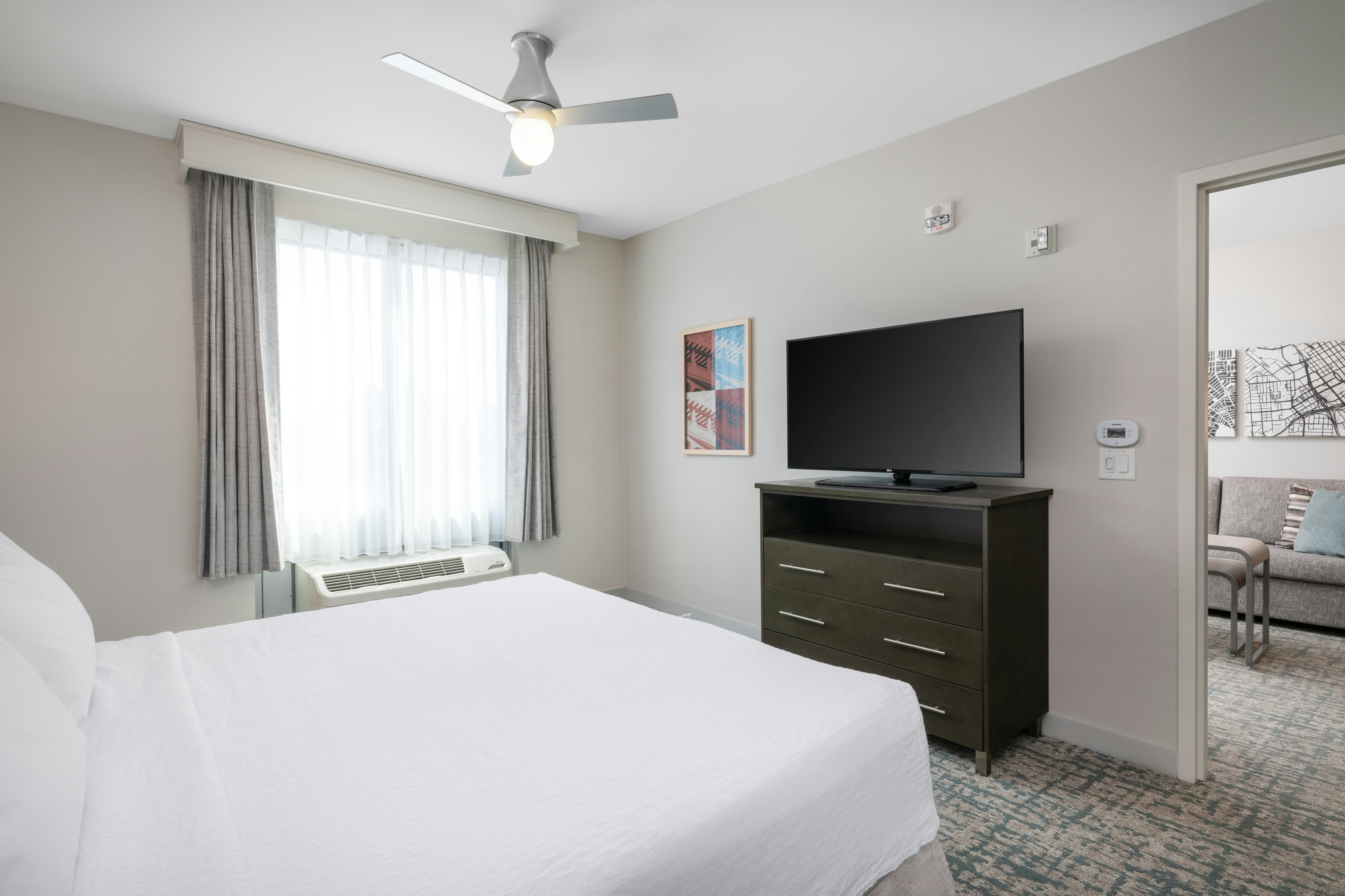 SUITE, KING BED, ACCESSIBLE