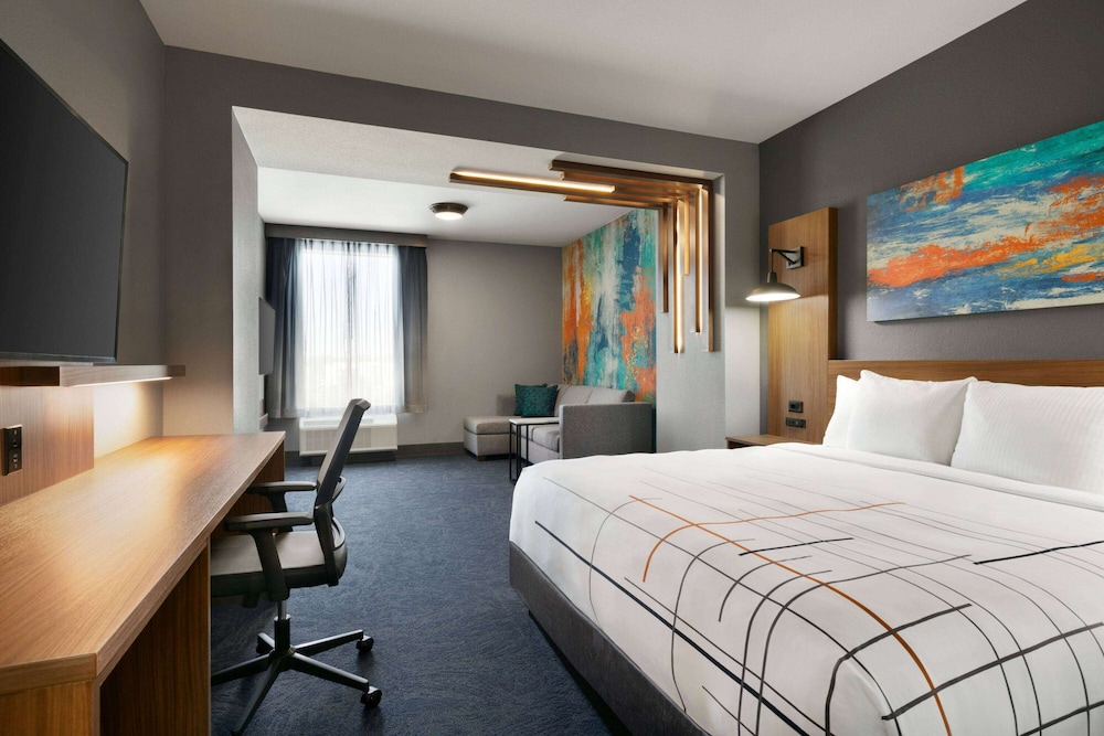 La Quinta Inn and Suites by Wyndham College Station North 19/32