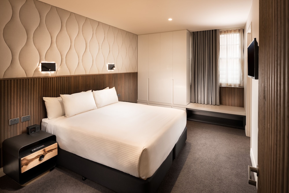 1 BEDROOM, SUITE