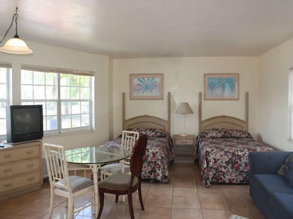 Beach and Town Motel 30/50