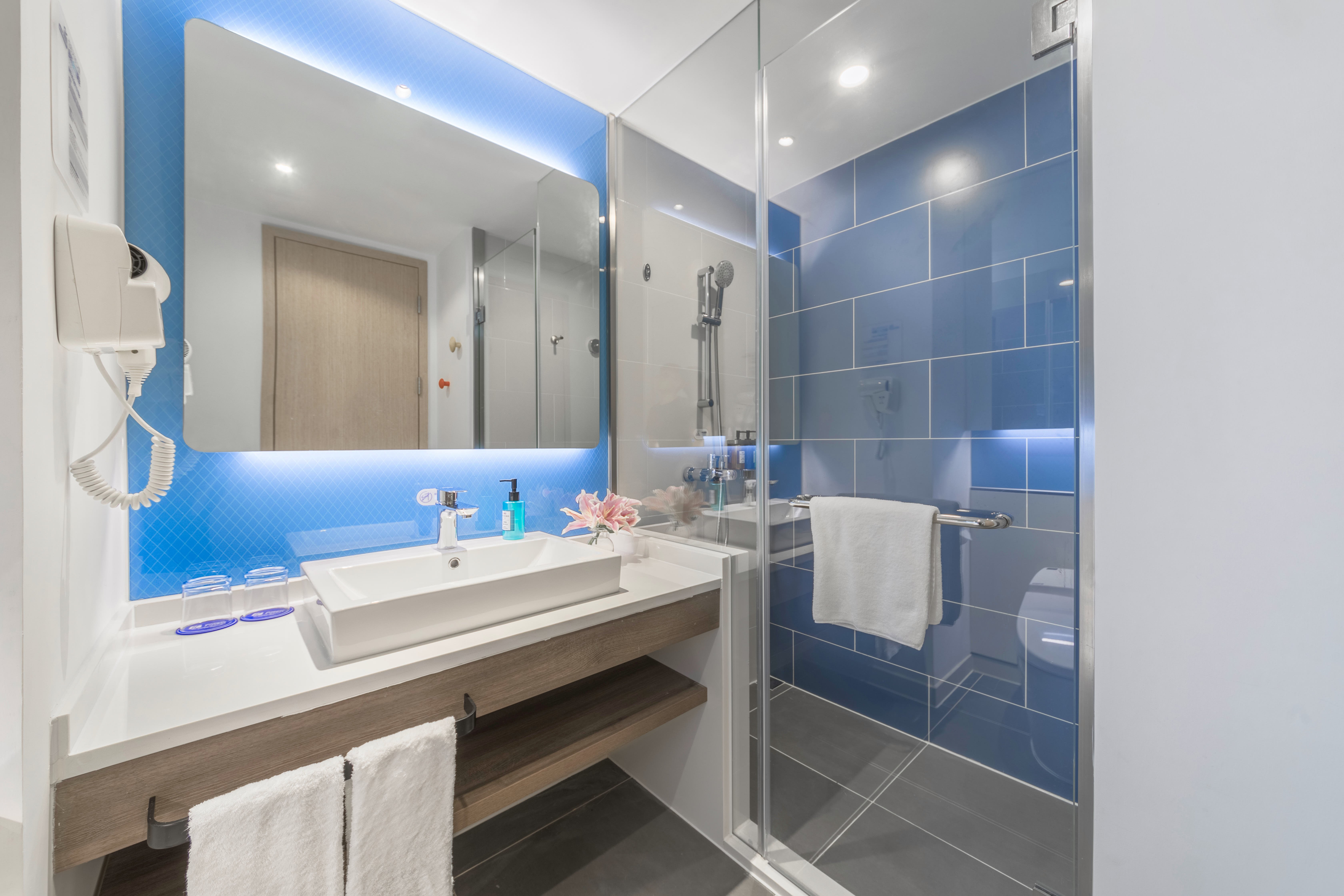 Holiday Inn Express Shanghai Gubei 36/37