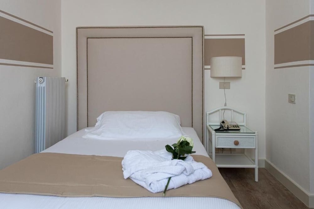 ROOM, SINGLE