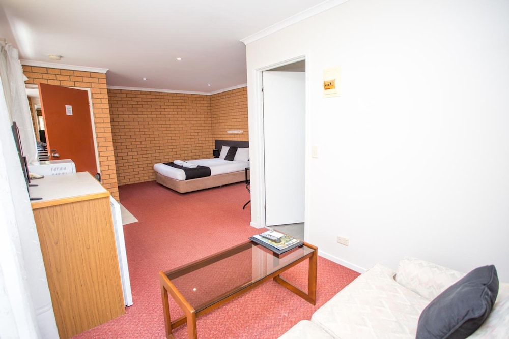 Blue Whale Motor Inn and Apartments 1/55