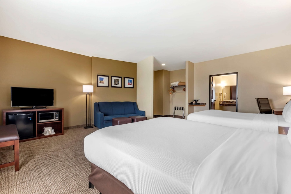 Comfort Suites West Dallas Cockrell Hill 16/35
