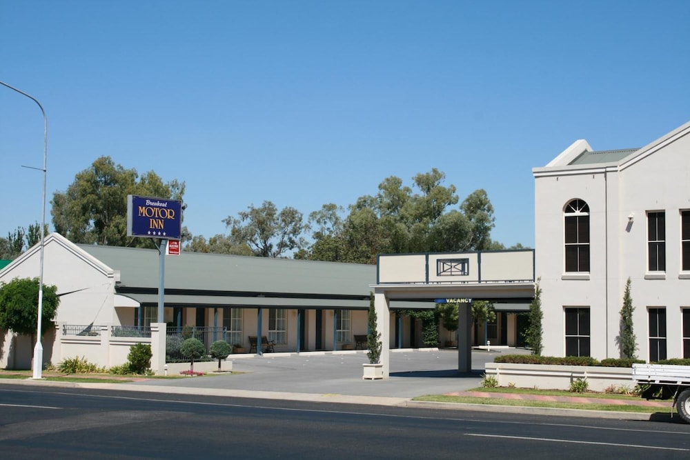 Breakout Motor Inn 6/20