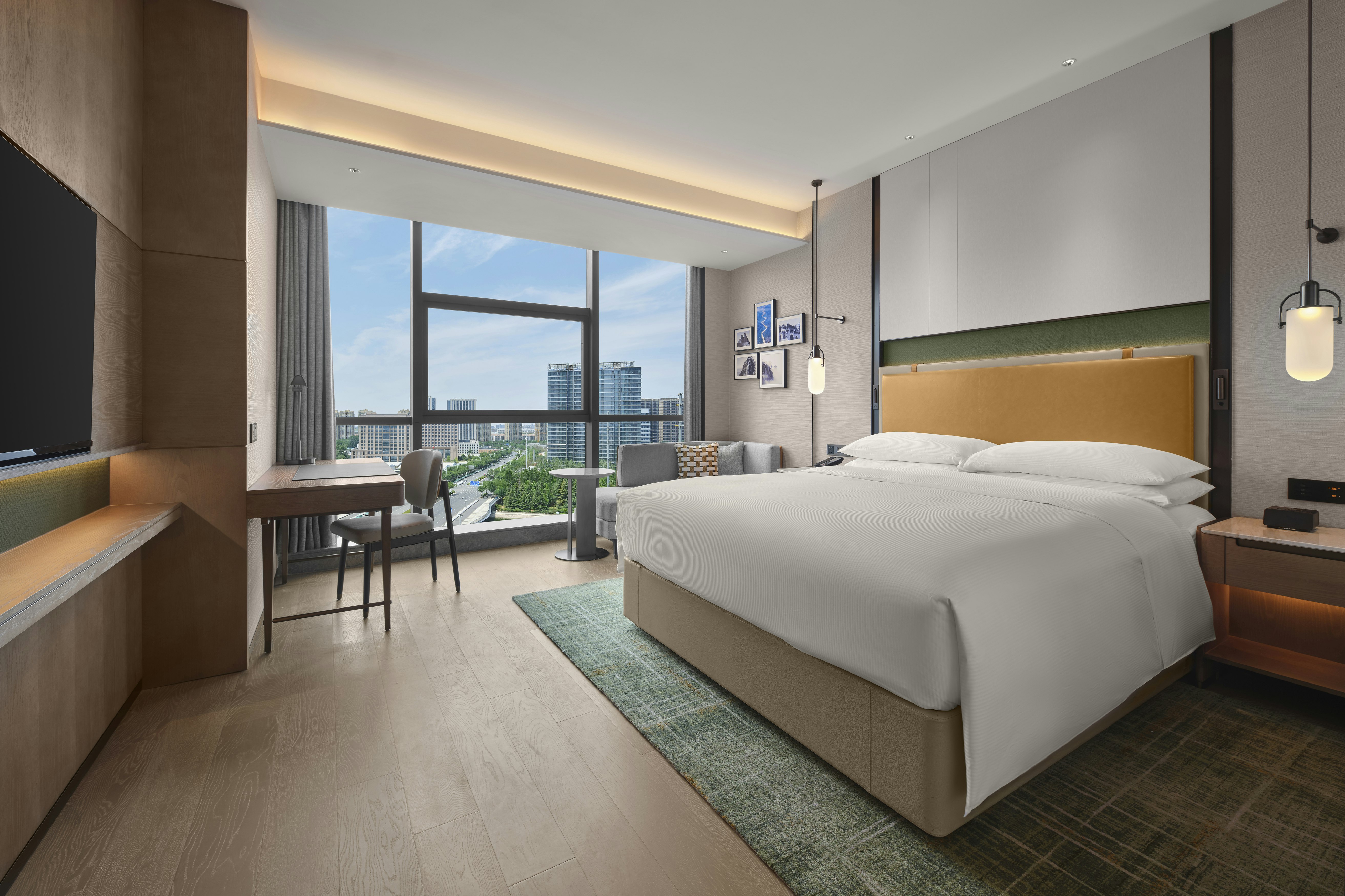 GUEST ROOM, KING BED, HIGH FLOOR