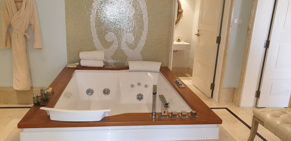ROYAL, SUITE, KING BED, BALCONY