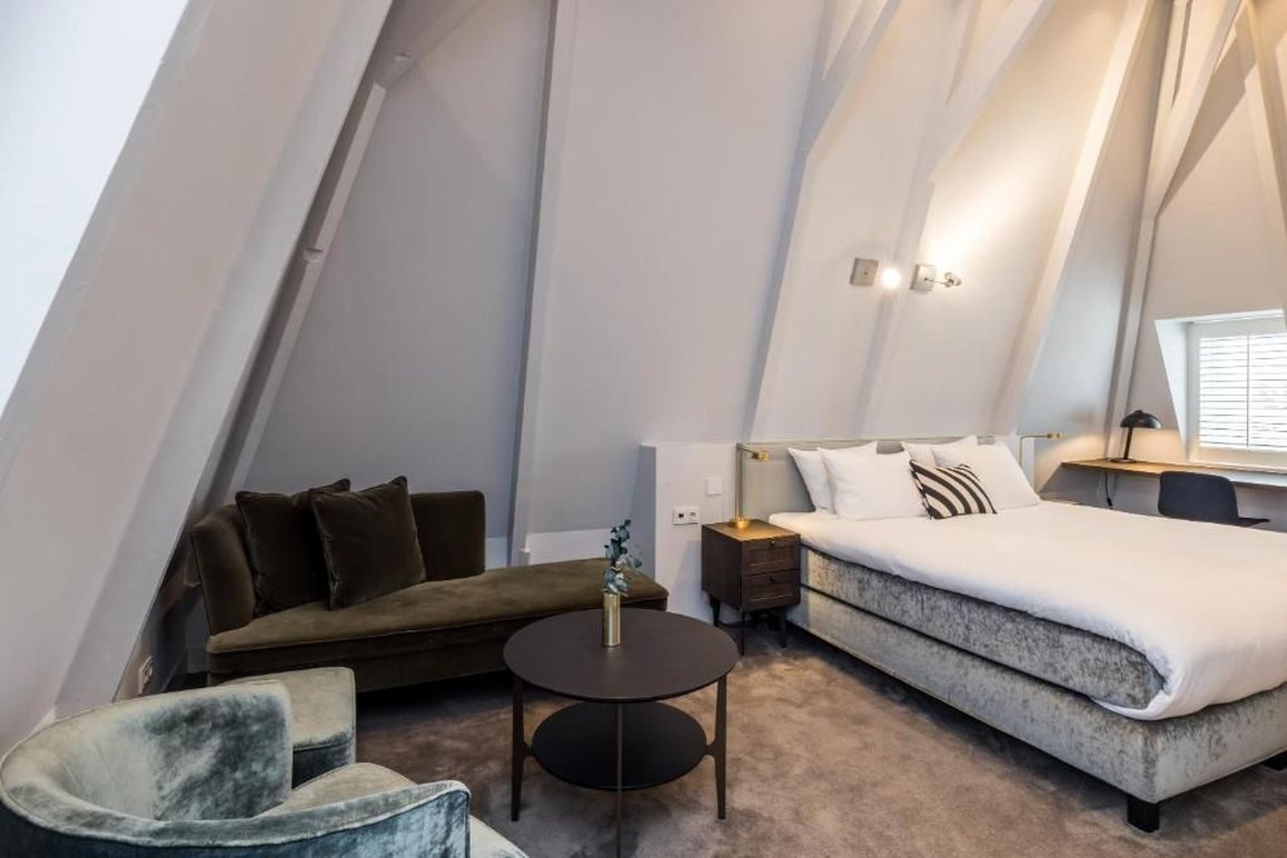 Grand, Deluxe, Double Bed, Pillows Luxury Boutique Hotel Anna Van Den Vondel Amsterdam 2/3