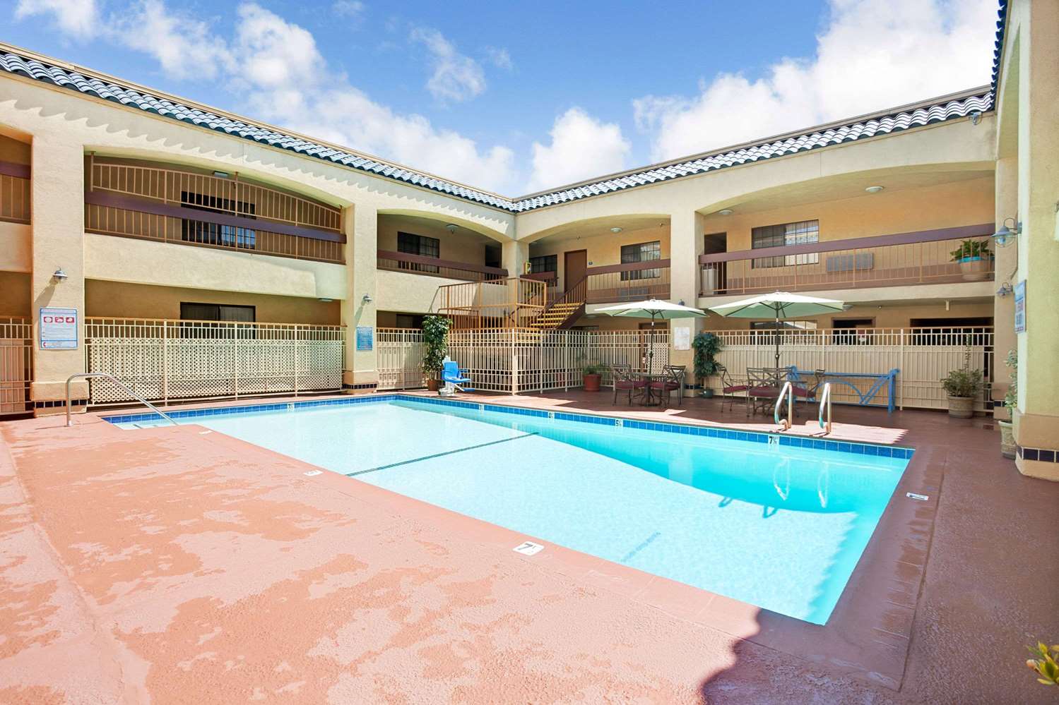 Days Inn & Suites By Wyndham Artesia 20/37