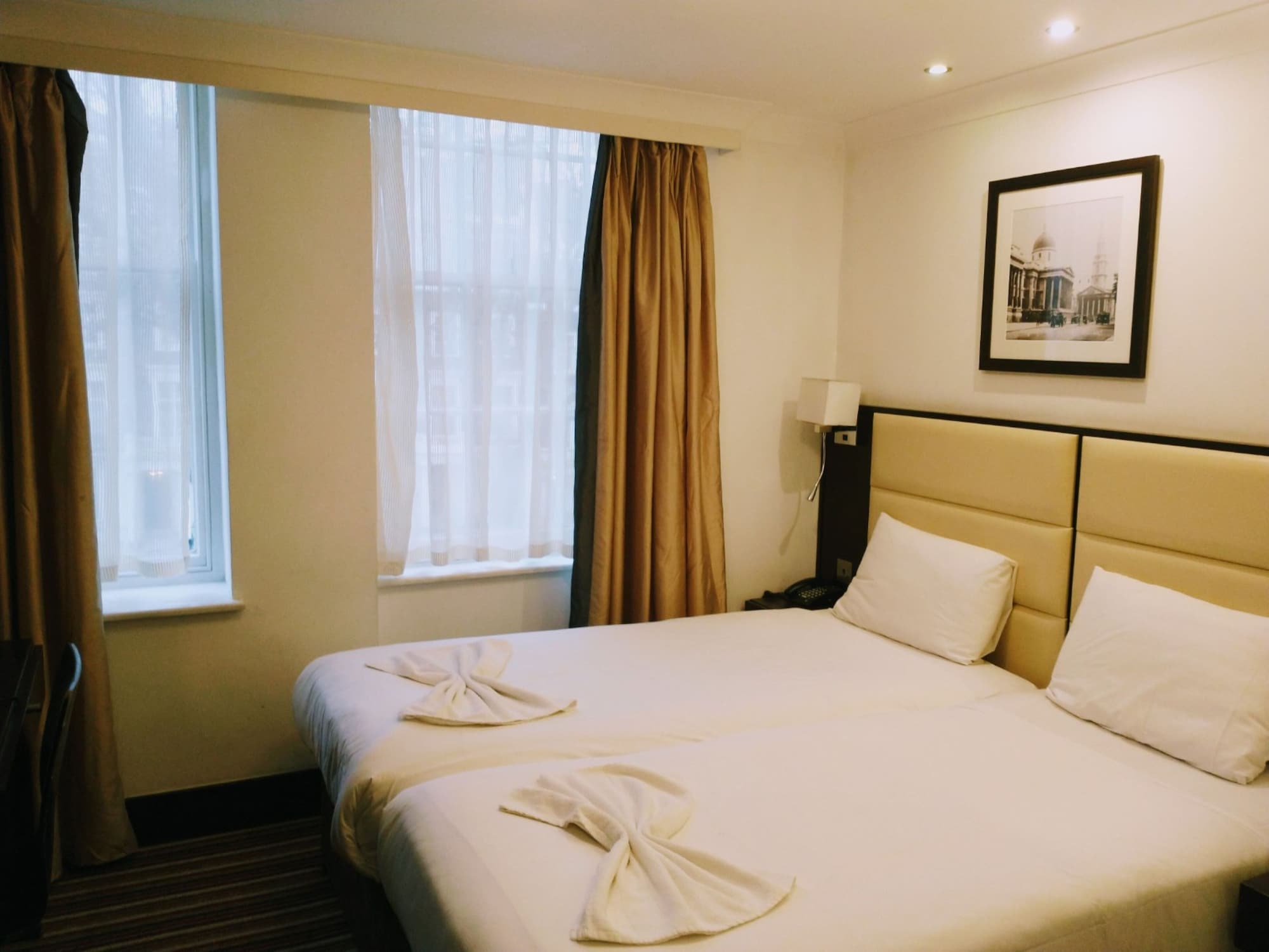 ROOM, TWIN BEDS