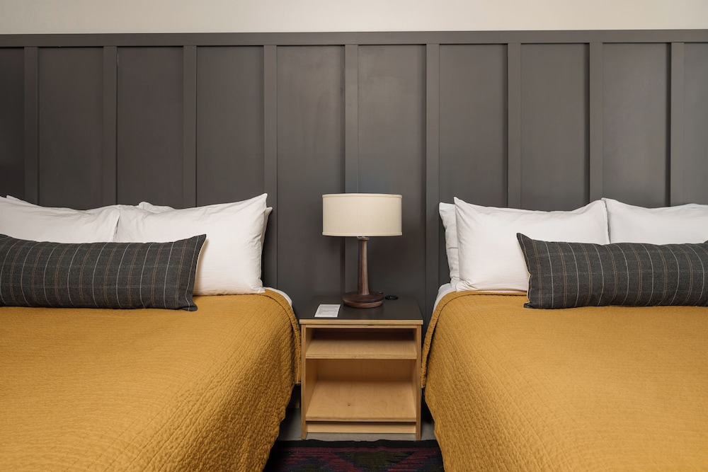 STANDARD, 2 QUEEN BEDS