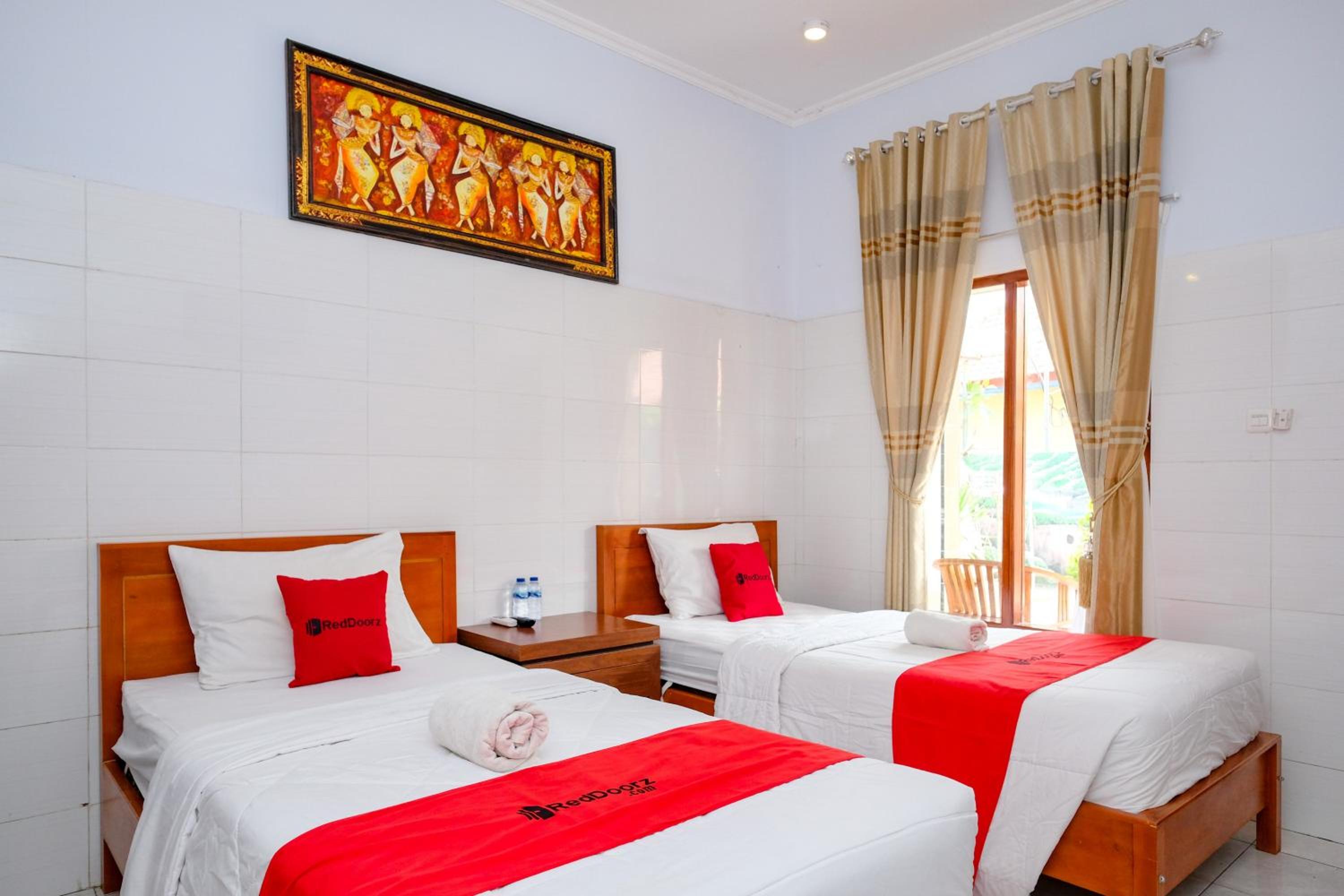 Deluxe, Twin Beds, RedDoorz Plus @ Singaraja 3/9