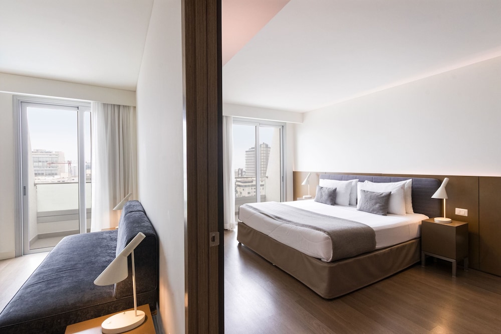 SUITE, KING BED