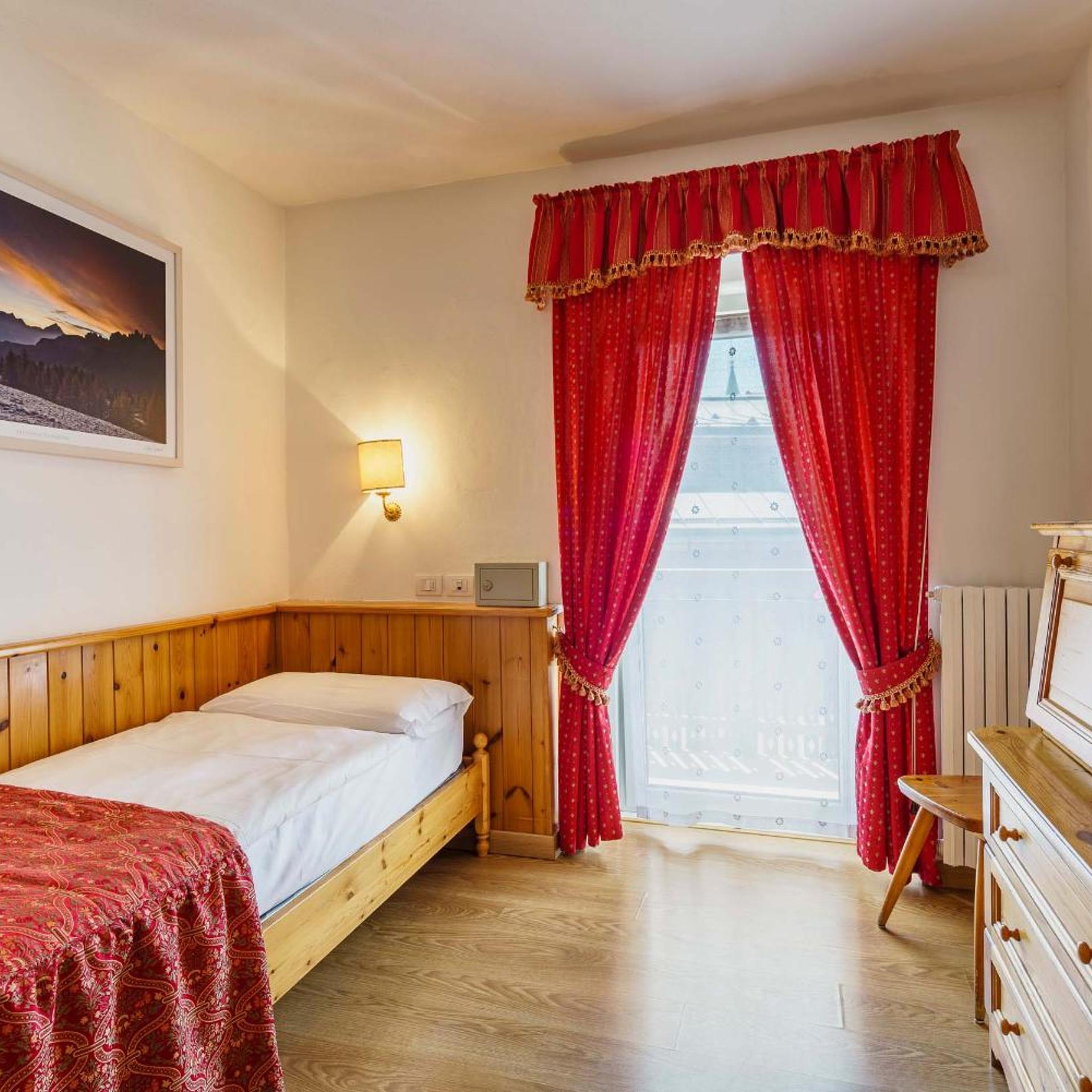 ROOM, SINGLE