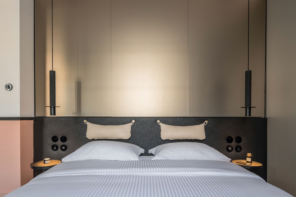 72 AD Suites 24/57